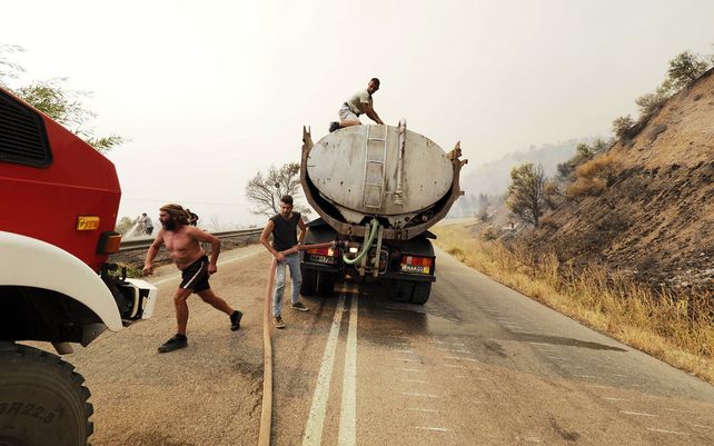 Grecia batalla contra los incendios a las puertas de Atenas