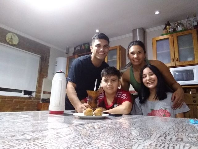 Fútbol: López, entre el deporte y la política