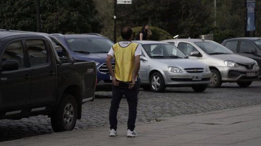 Tras los cuestionamientos de la Iglesia, frenan en Diputados la ley que busca prohibir la actividad de los cuidacoches en Santa Fe 