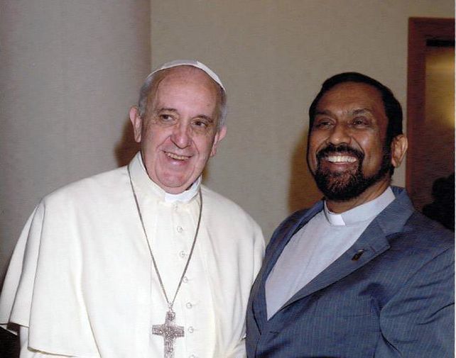 El padre Ignacio subió las fotos de su encuentro con el Papa Francisco al Facebook de Natividad del Señor