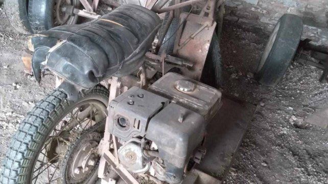 Con una moto vieja César Buchet armó una cortadora de pasto