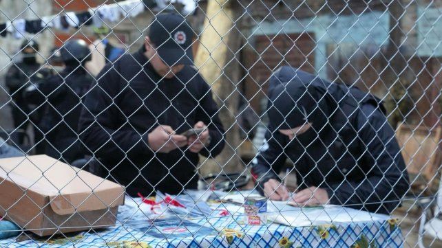 Más de 200 efectivos de la Policía de Santa Fe llevaron adelante durante la madrugada de este jueves 22 allanamientos simultáneos en barrio San Lorenzo