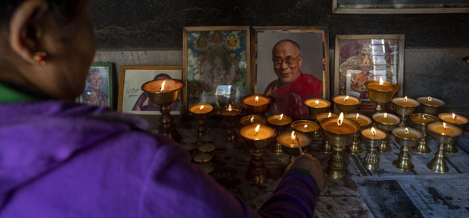 Una mujer tibetana enciende una lámpara de mantequilla y ofrece una oración en memoria de quienes perdieron la vida en el reciente terremoto, en un campamento tibetano en Lalitpur, Nepal, el miércoles 8 de enero de 2025. (Foto AP/Niranjan Shrestha) Una mujer tibetana enciende una lámpara de mantequilla y ofrece una oración en memoria de quienes perdieron la vida en el reciente terremoto, en un campamento tibetano en Lalitpur, Nepal, el miércoles 8 de enero de 2025. (Foto AP/Niranjan Shrestha)