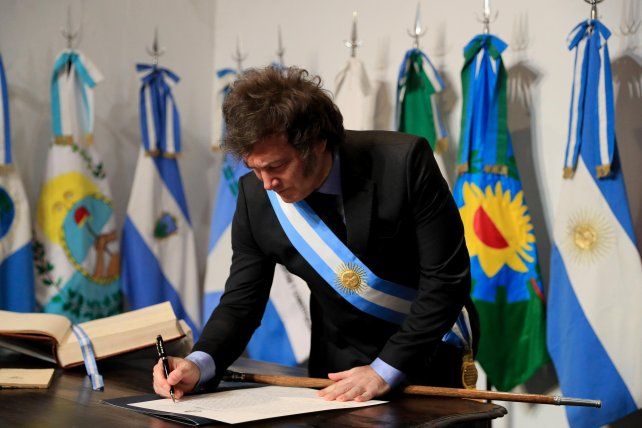 Milei firma el Pacto de Mayo tras las rúbricas de 18 gobernadores provinciales. (@OPRArgentina) Milei firma el Pacto de Mayo tras las rúbricas de 18 gobernadores provinciales. (@OPRArgentina)