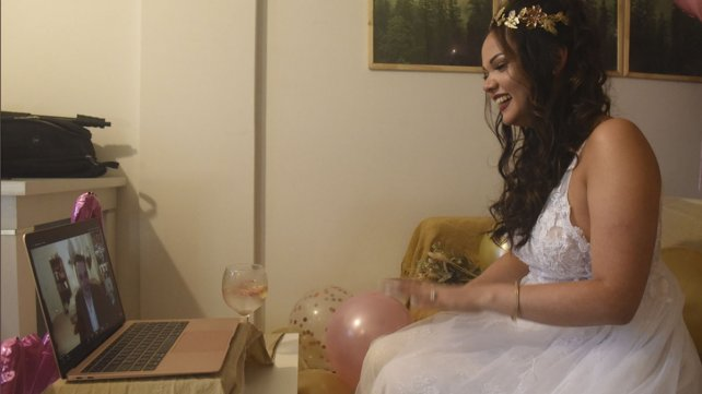 Una rosarina, la primera en dar el sí en una boda virtual binacional