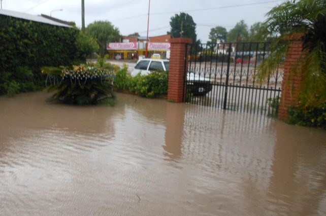 Así quedaron algunos locales comerciales tras el temporal del martes.