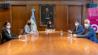 Vizzotti citó a AstraZeneca para que explique porqué demora en enviar la vacuna