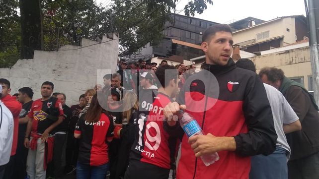 Los hinchas de Colón hicieron una larga fila para sacar la entrada e ingresar al Morumbí