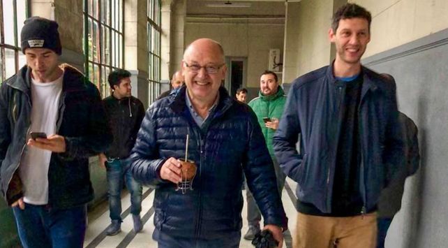 El candidato a intendente llegó a votar junto a sus hijos.