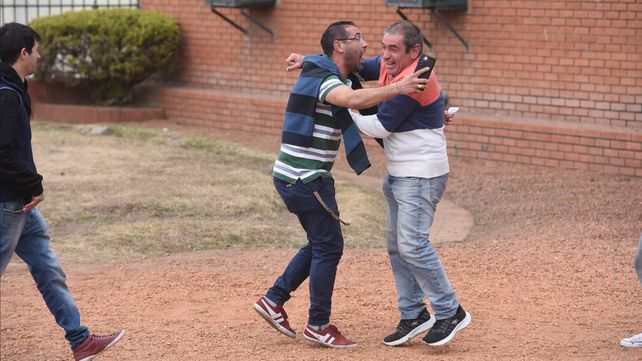 Juan Pablo Paoloni (propietario) y su padre Juan Carlos Paoloni (cuidador) se abrazan tras el triunfo de su pupilo Rey Attack.