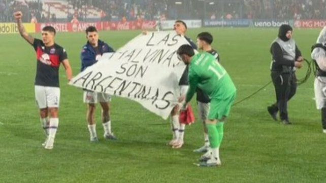 Los jugadores de Tigre con la bandera que generó polémica.
