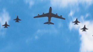 Los primeros aviones F-16 comprados a Dinamarca pasaron por Buenos Aires (CABA). Tras el vuelo rasante sobre la ciudad, retornan a Río cuarto para el acto oficial.
