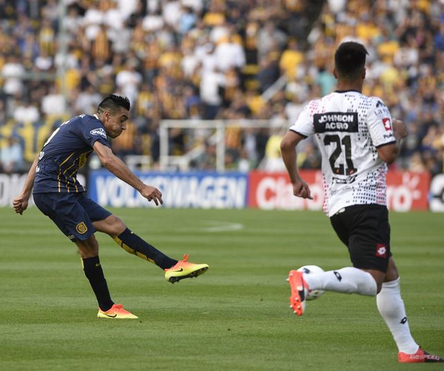 Tremendo zurdazo. El volante ofensivo debutó desde el inicio con la camiseta canalla y marcó un golazo.