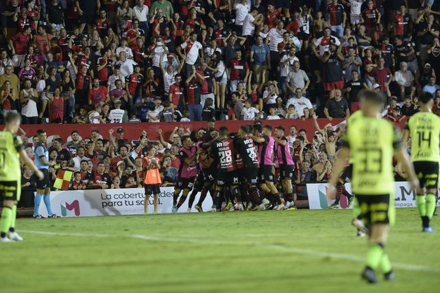 Newells venció 1 a 0 a Barracas Central y sumó su cuarto triunfo consecutivo en el Coloso