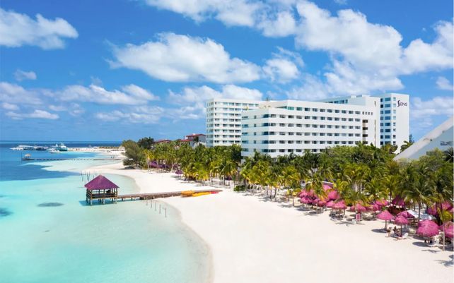 El hotel se presenta como una alternativa para vivir el destino, combinando playa, naturaleza y cultura maya.