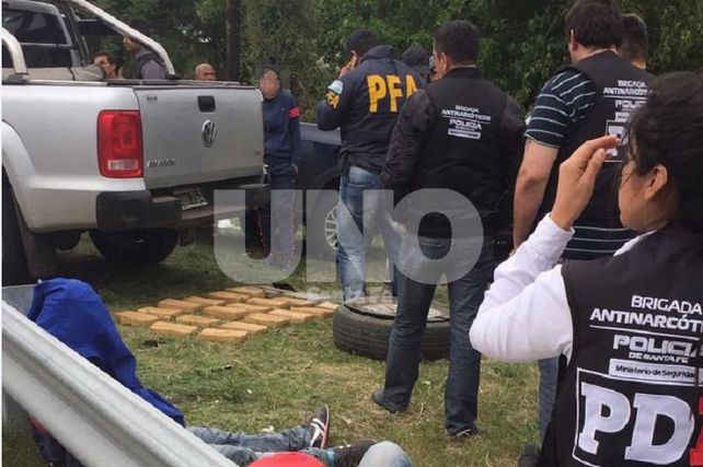 Control. El momento en que los pesquisas antinarcóticos cotejaban el estupefaciente secuestrado.&nbsp;