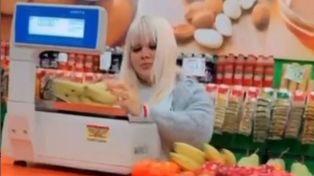 Morena Rial apareció en un video de Instagram trabajando de cajera en una verdulería bonaerense.&nbsp;