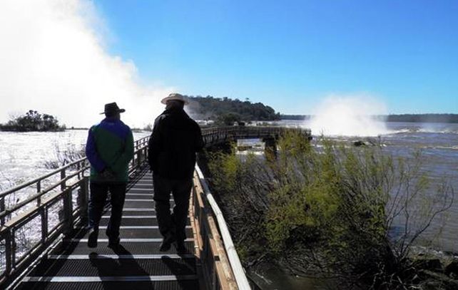 Directivos del Parque Nacional Iguazú inspeccionan las obras ya terminadas.