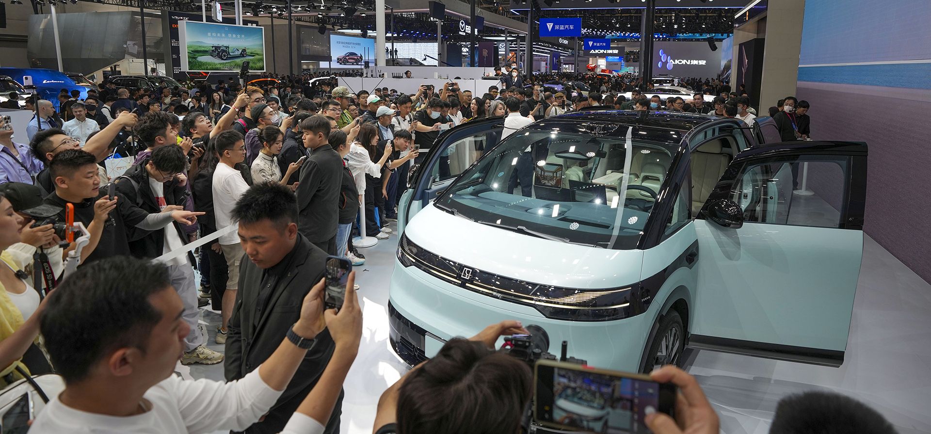 Los visitantes toman fotografías de un automóvil Zeekr durante la inauguración del Salón del Automóvil de China en Beijing, China, el jueves 25 de abril de 2024. (Foto AP/Tatan Syuflana) Los visitantes toman fotografías de un automóvil Zeekr durante la inauguración del Salón del Automóvil de China en Beijing, China, el jueves 25 de abril de 2024. (Foto AP/Tatan Syuflana)