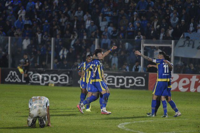 Central se despachó con ocho goles en dos partidos. En Tucumán selló el resultado con un golazo de Julián Fernández.
