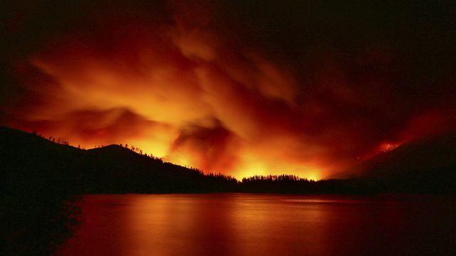 Incendios forestales fuera de control azotan grandes regiones de California