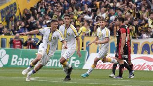 Veliz ya convirtió e inicia el festejo. Central debiera tomar el envión del clásico para ganar de visitante.