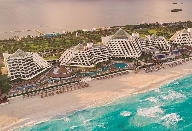 Un resort a orillas del mar, con sus playas de arena blanca y mar turquesa en Cancún.