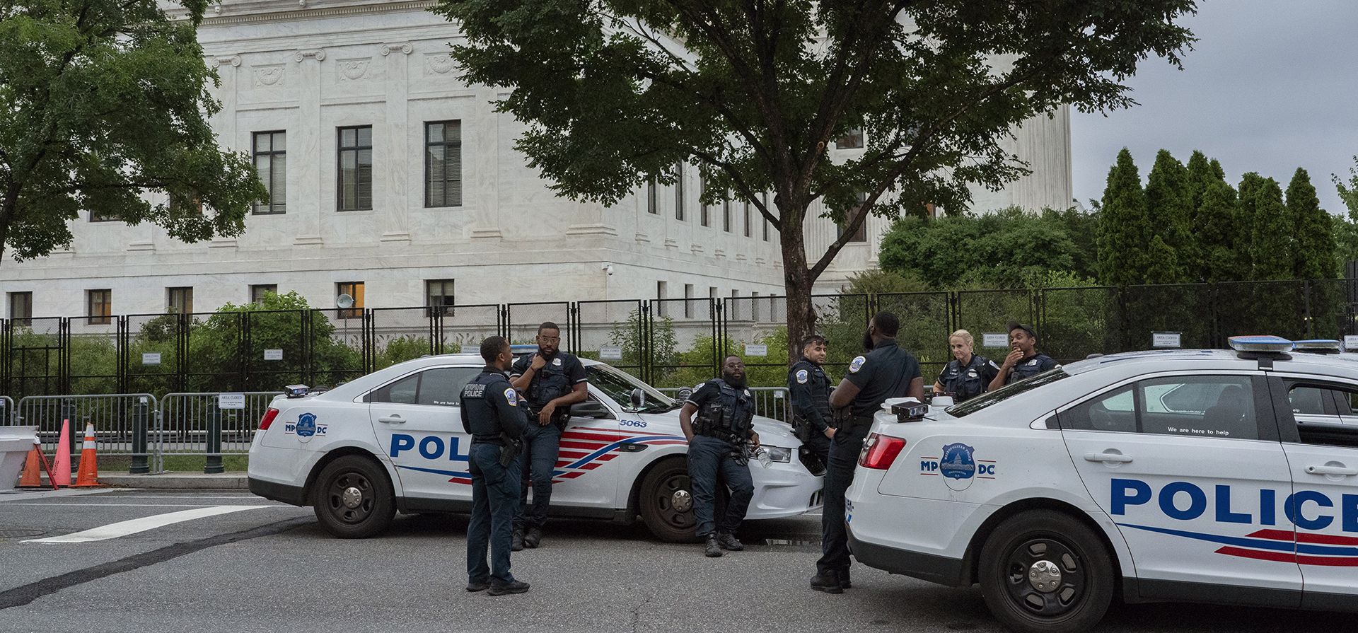 Oficiales de policía frente a la Corte Suprema de Estados Unidos en Washington, el jueves 23 de junio de 2022. Cercas de acero y barricadas rodean la Corte Suprema en previsión de una decisión que posiblemente podría anular Roe v. Wade, el derecho al aborto protegido por el gobierno federal, en Washington.