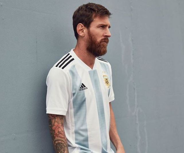 Messi presentó la nueva camiseta argentina que utilizará la selección en el Mundial