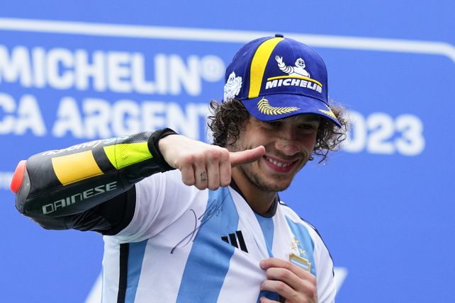 Bezzecchi subió al podio con la camiseta argentina