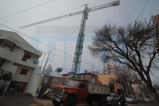 La obra del edificio más alto de Entre Ríos no se detuvo, a pesar de un fallo judicial adverso