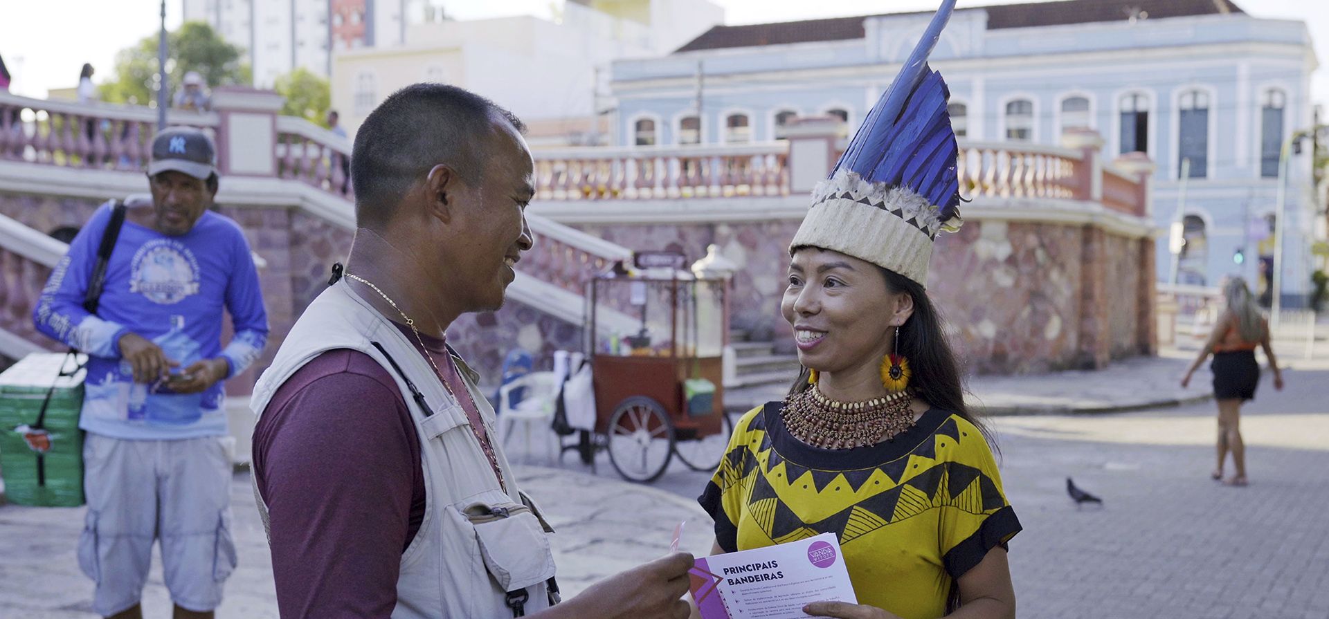 Vanda Witoto, quien se postula para el Congreso en el estado de Amazonas, hace campaña en el centro de Manaos, Brasil, como candidata al Congreso Nacional. Como otros brasileños, los habitantes de la Amazonía elegirán gobernadores y legisladores en las elecciones generales de octubre. Los mensajes a favor del medio ambiente están casi ausentes entre los candidatos, Witoto es una excepción.