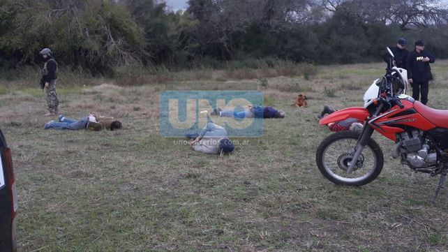 Cuatro detenidos cuando trasbordaban drogas de una avioneta a una camioneta, cerca de Villa Urquiza