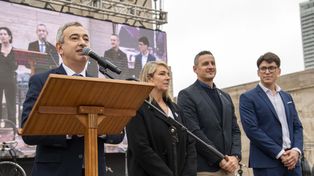 El intendente Pablo Javkin presidió el acto de promesa de lealtad a la Bandera que los estudiantes realizaron en el Patio Cívico del Monumento.