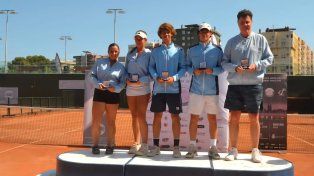 Hay equipo. Sofía Meabe, Camila Markus, Tomás Ré, Felipe González y el capitán argentino, Tomas Stalhandske.