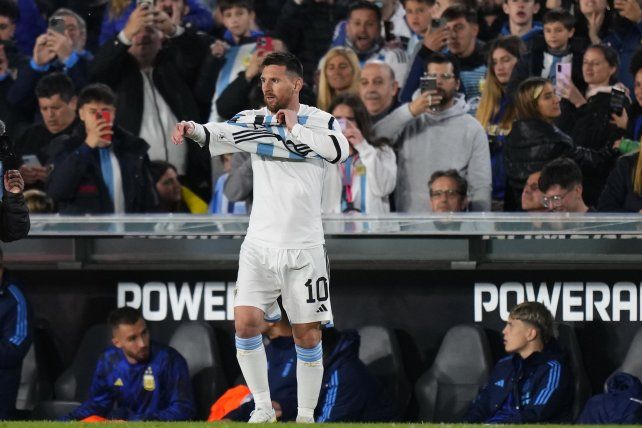 Messi entró en el complemento ante Paraguay. El crack viene de dejar atrás una vieja lesión.