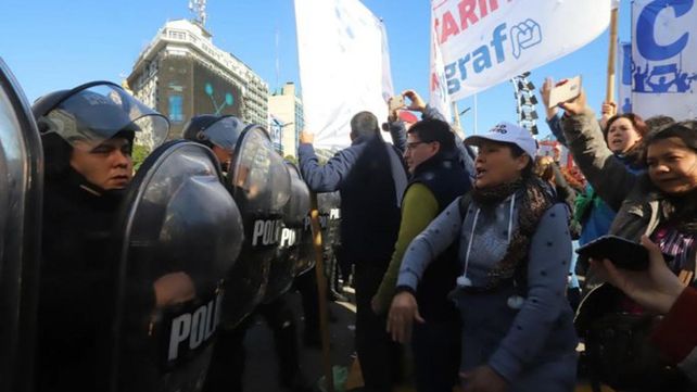 Marcha. Las organizaciones unidas terminaron la marcha en el Obelisco.