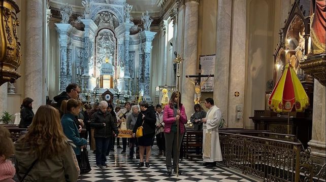 Los fieles estuvieron presentes en la catedral desde temprano en los actos por el Día de la Virgen del Rosario.