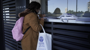 Las censistas en Forum, llenando las planillas antes de ingresar al complejo.