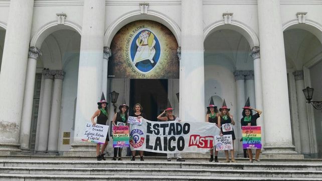 #8M Reclamaron un Estado laico con una intervención frente a la Catedral de Paraná