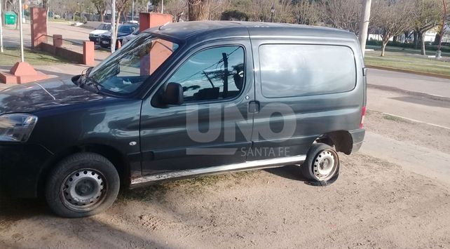 Tirotearon a la Policía, escaparon y volcaron