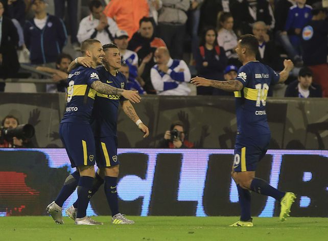 Benedetto festeja uno de sus goles ante Vélez junto a Pavón y Cardona.&nbsp;