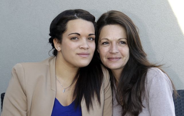 Manon Serrano junto a su madre biológica.