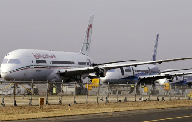 Revelador. Una línea de jets 787 recién fabricados estacionados ayer en una pista que la Boeing alquila en el aeropuerto de Paine Field (Everett