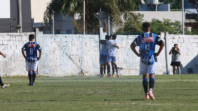 Los jugadores de Sportivo celebran el gol de Adriel Fernández.