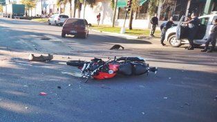 El motociclista chocado en Concordia sufrió graves lesiones.