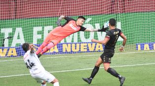 Morales no llega a tapar el tiro de Palacios. Fue en la caída de Lanús ante Newells por 4-2 en 2020.