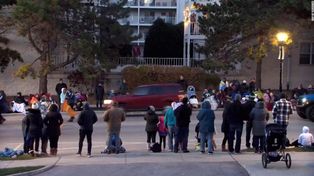 La camioneta aceleró en medio del desfile navideño en Wisconsin