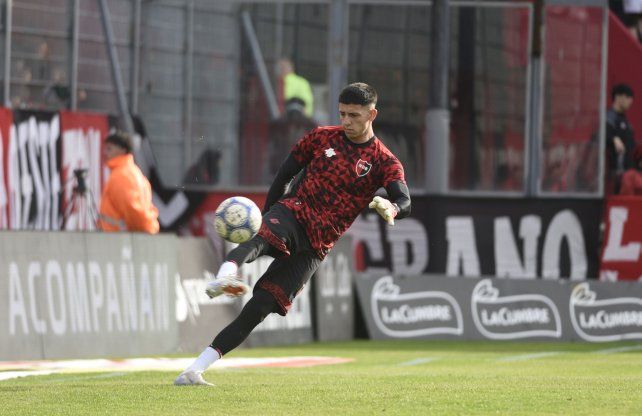 Cada vez más sólido. Josué Reinatti se afianzó bajo los tres palos del arco de Newells y brinda seguridad pese a su juventud.