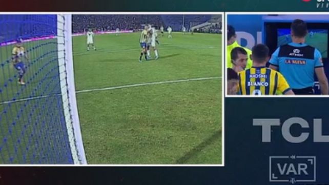 Espinoza revisa el VAR. No consideró mano de Blanco y no cobró penal a favor de Vélez.
